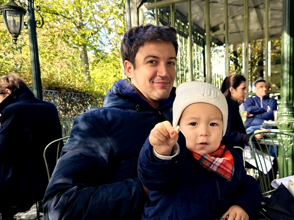 Marc et son fils Maxime à la terrasse d'un café